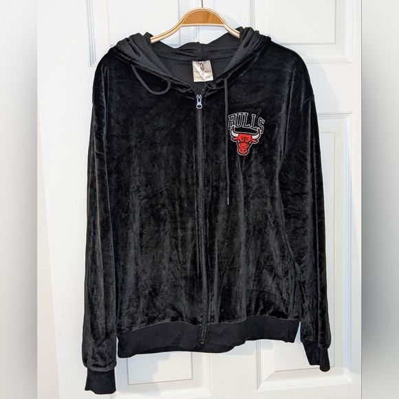 NBA Chicago Bulls Hooded Full Zip Womens Small Black With Logo Soft‎ Velour NWT - Picture 1 of 7